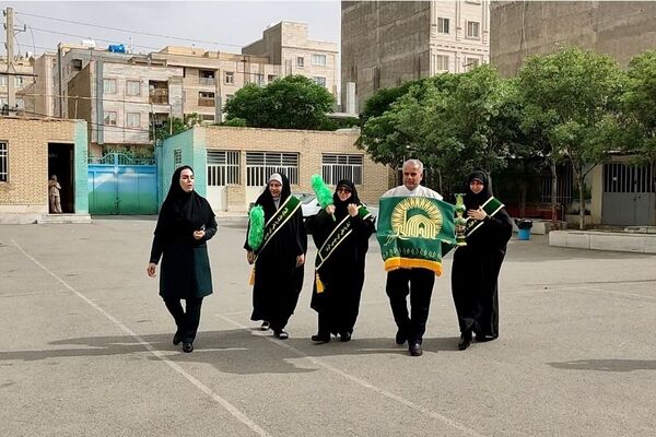 عطر حرم رضوی در رباط‌کریم پیچید؛ پرچم‌گردانی خادمان امام رضا (ع) در مدرسه شهید آقچه‌لو