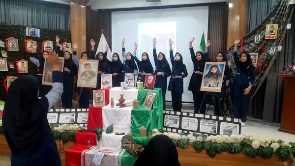 بزرگداشت یادواره شهدا در ایام الله دهه فجر دبستان آرمیتا مصلی نژاد ناحیه هفت