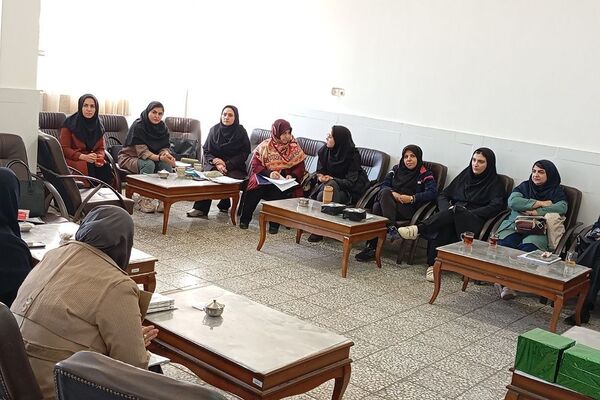 نشست کتابخوان مدرسه‌ای در دبیرستان دخترانه جوادالائمه بهارستان‌دو