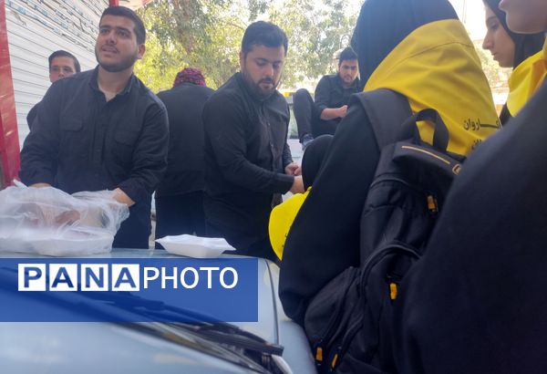 حرکت کاروان پیاده دختران دانش‌آموز نیشابوری به سمت مشهد