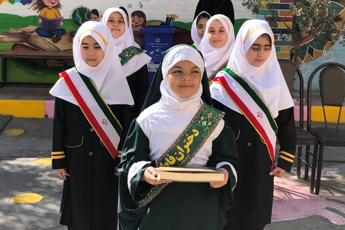 نواختن زنگ مصباح الهدی توسط مدیر آموزش و پرورش ناحیه 2 شهرری در دبستان طواف و معماریان 