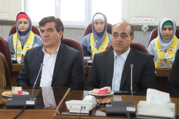 گل‌های قدردانی دانش‌آموزان پیشتاز برای حافظان امنیت