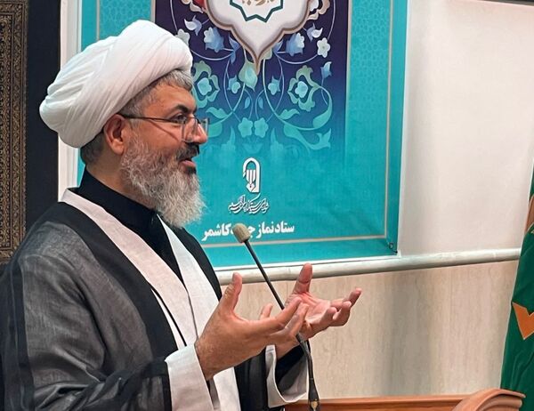 دیدار اعضای بسیج دانش آموزی و اعضای انجمن اسلامی با امام جمعه شهرستان کاشمر 