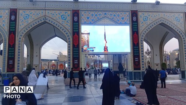 بیرق سیاه عزا در شب اول محرم بر گنبد ملکوتی امام هشتم برافراشته شد