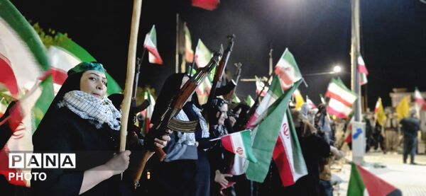 مرزنشینان ایستاده اند مانند زاگرس