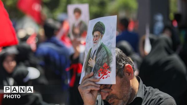 بازگشت آقای شهید ایران به خانه ی پدریشان