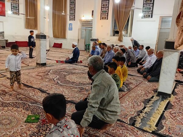 نماز جماعت در مراسم شب بیعت با امام زمان (عج) در خلیل آباد
