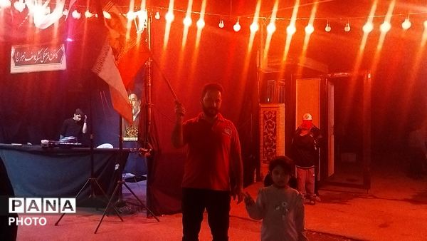 موکب و اجتماع مردمی روبه روی  مدرسه نمونه فاطمه زهرا (ع) در شصت و هفتمین شب از اجتماعات مردمی نیشابور 
