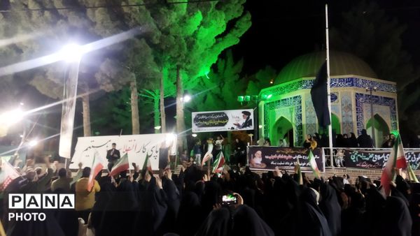  خروش غدیر و میثاق با یاد امام، جلوه ای از ولایت مداری دانش اموزان زاوه  