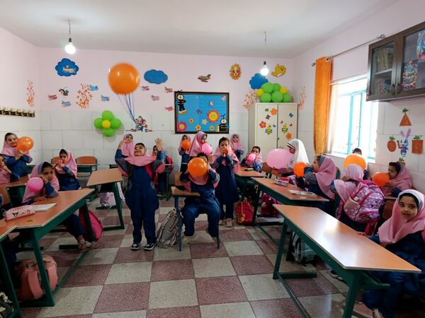 «انگشتر خوشحالی» نماد جشن روز کودک در دبستان شهید هادی آریایی ناحیه یک یزد