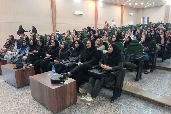 جلسه انجمن اولیا و مربیان دبیرستان پویش در تالار معلم شیراز