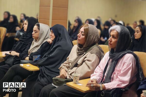 تجلیل از ستاره‌های کنکور در دبیرستان فرهنگ تهران