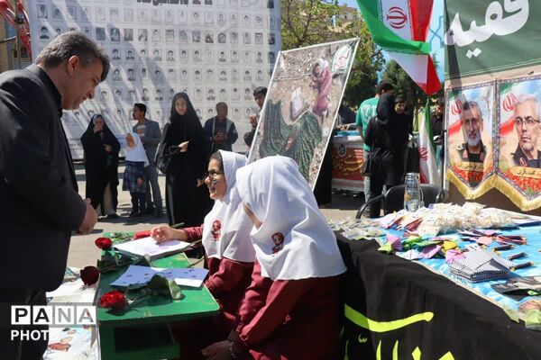زنگ آخر است و کیف گشته غرق خون پاک 