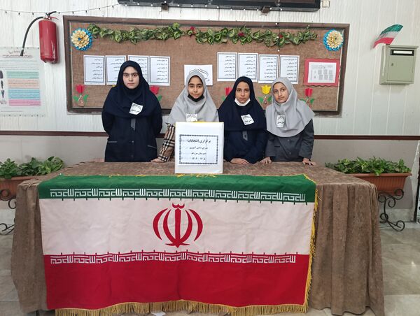 رقابت پرشور دانش آموزان در انتخابات شورای دبیرستان میرزا جعفر سروقد