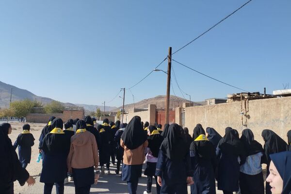 حضور دانش آموزان دبیرستان طالقانی داریون در تجمع ۱۳ آبان