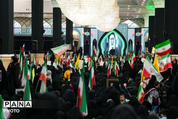 اجتماع بانوان انقلابی به مناسبت چهلم قائد امت و شهدای میناب در مسجد جمکران 
