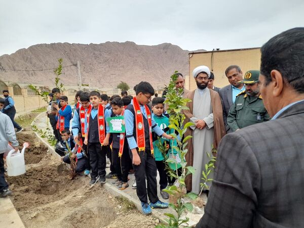 مراسم نمادین کاشت نهال در حاجی‌آباد 