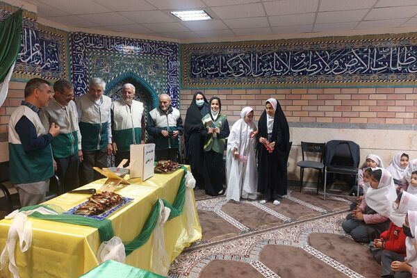 استقبال پرشور دانش‌آموزان دبستان صدیقه کبری(س)از خادمان رضوی در "چهارشنبه‌های امام رضایی"