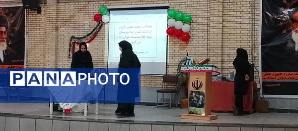 تقدیر از دانش آموزان برتر آموزشی  آموزشگاه دخترانه شهدای ۳۸ 