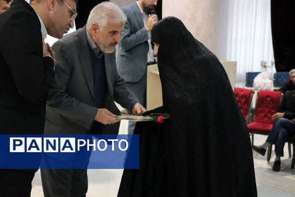 مراسم تجلیل از مادران، همسران شهدا و بانوان جانباز فرهنگی آذربایجان شرقی