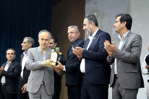 تجلیل از برگزیدگان دبیرستان شهید بهشتی شهرستان بوشهر (1)