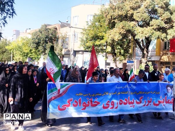 هم‌قدم با خانواده به یاد حماسه‌سازان دفاع مقدس