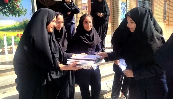 مراسم تقدیر از دانش آموزان فعال در پروژه مهر در دبیرستان دخترانه حضرت زینب (س)