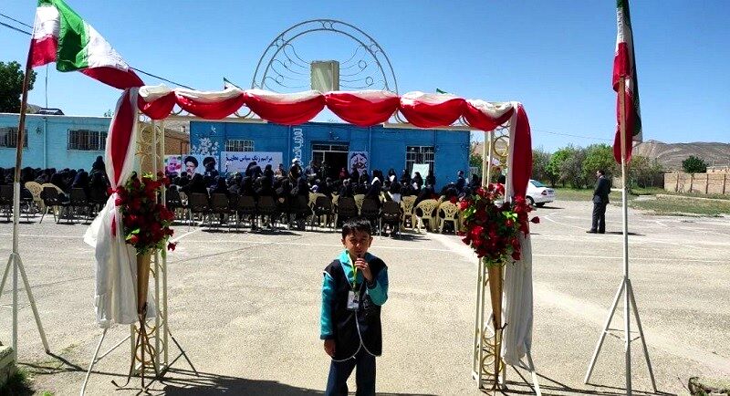 نواختن زنگ سپاس معلم در دبیرستان عشایری شبانه‌روزی خاتم الانبیا در روستای حسین آباد شهرستان شیروان