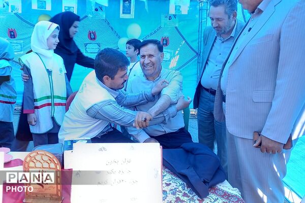 برپایی غرفه پرورشی و سلامت به مناسبت بزرگداشت هفته معلم 