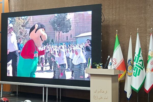 فرهنگ‌سازی با عمل؛ اهدای کلاه ایمنی رایگان در همایش طلایه‌داران ترافیک شهریار