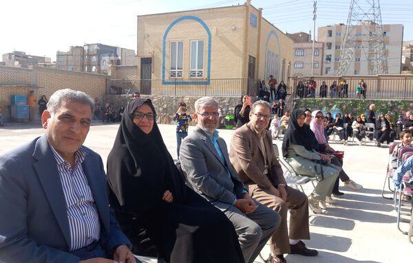 برگزاری جشن شکوفه ها در دبستان حاج تقی احدیان ناحیه ۶ مشهد