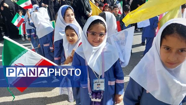 راهپیمایی یوم الله ۱۳ آبان در بلده مازندران