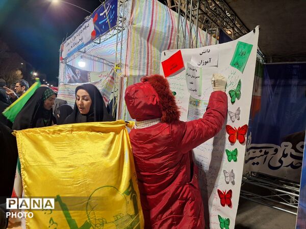 دیوار آرزوها با دلنوشته‌های آرمانی دانش‌آموزان 