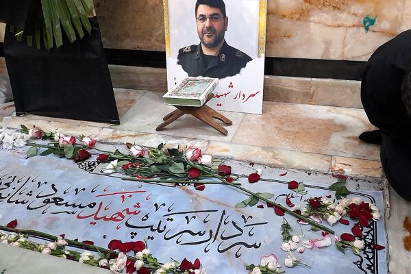 در آغوش زمین، شهیدانی آرمیده‌اند که با جوهر خون، سند حق و حقیقت را امضا کردند