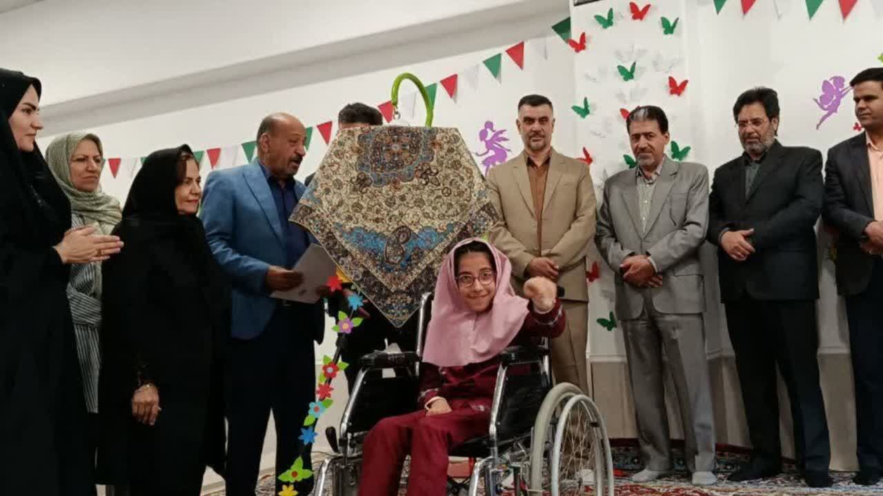 رونمایی از کتاب «لاکی و دوست شاعرش» اثر دانش‌آموز توانمند یزدی