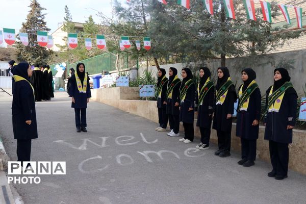 همایش «یاوران انقلاب» ناحیه ۶ مشهد در دبیرستان یاس ۲ 