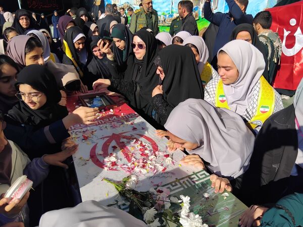 دبیرستان نجم میزبان پیکر یک شهید گمنام شد
