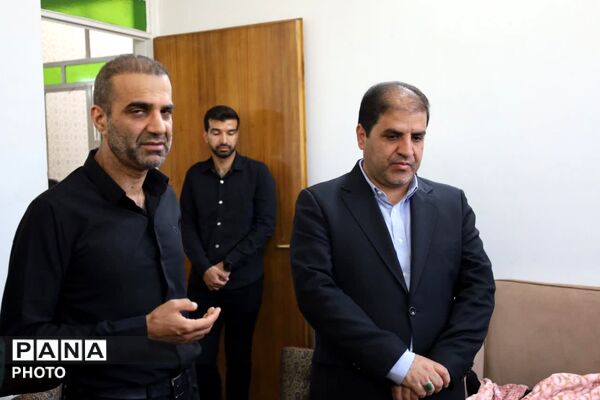 دیدار مسئولین با خانواده ی شهیده فاطمه موحدان