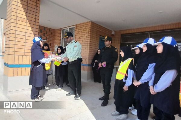 میزبانی دختران مدرسه محدثه شاهد از سرگرد چگینی فرمانده نیروی انتظامی ورامین و همراهانشان
