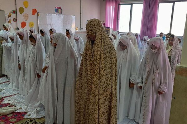 پیش‌اجلاسیه نماز در مدارس فیروزکوه با تجلیل از فعالان دینی