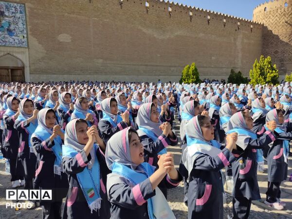 اجرای سرود همگانی دانش‌آموزان در روز شیراز