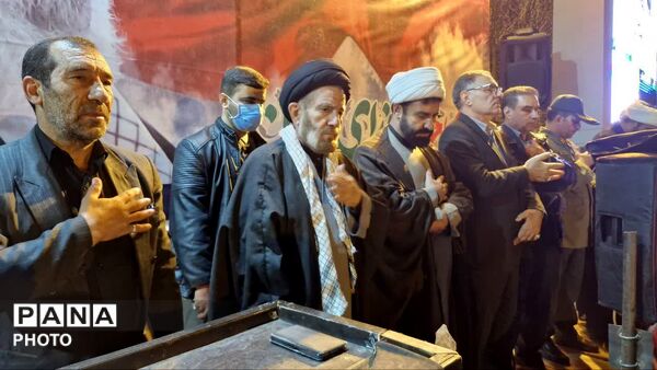 مردم دلفان در شب چهلم مراسم شهید آیت‌الله سید علی خامنه‌ای گردهم آمدند