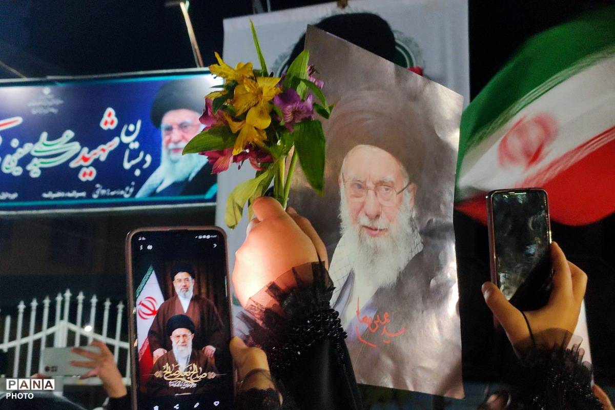 طنین فریاد «لبیک یا امام» در پیشوا؛ دبستان آیت‌الله خامنه‌ای به نام «شهید امام سید علی حسینی خامنه‌ای» تغییر یافت