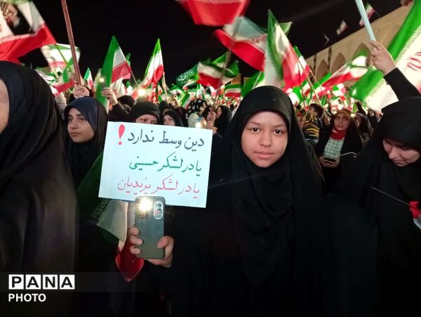 گردهمایی دبستانی های یزدی در گرامی‌داشت یاد دانش آموز شهید تیارا صادقی