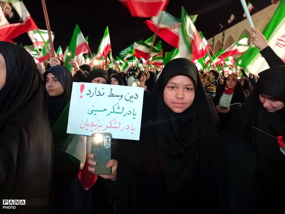 گردهمایی دبستانی های یزدی در گرامی‌داشت یاد دانش آموز شهید تیارا صادقی
