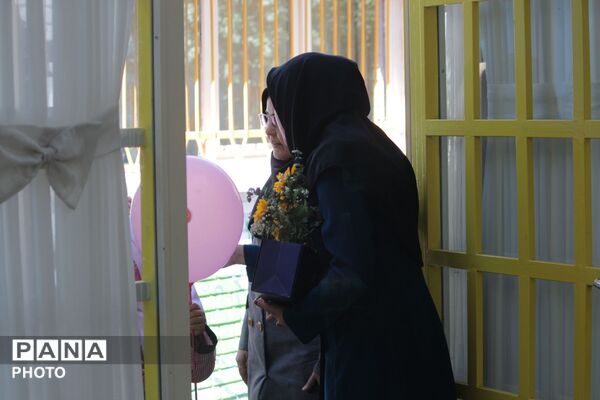 جشن شکوفه‌ها؛ آغاز خاطره‌انگیز سال تحصیلی کلاس‌اولی‌ها در مدرسه دکتر کیهانی