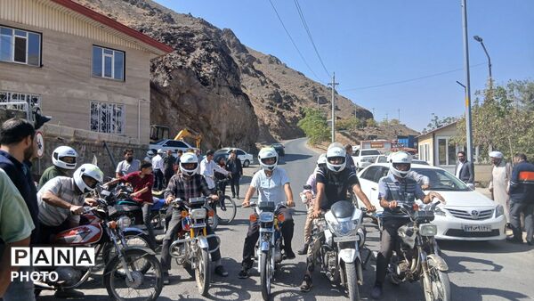 تجهیز و ایمن‌سازی راکبان موتورسیکلت در روستای کندر با حضور مسئولان راهور و آموزش و پرورش 