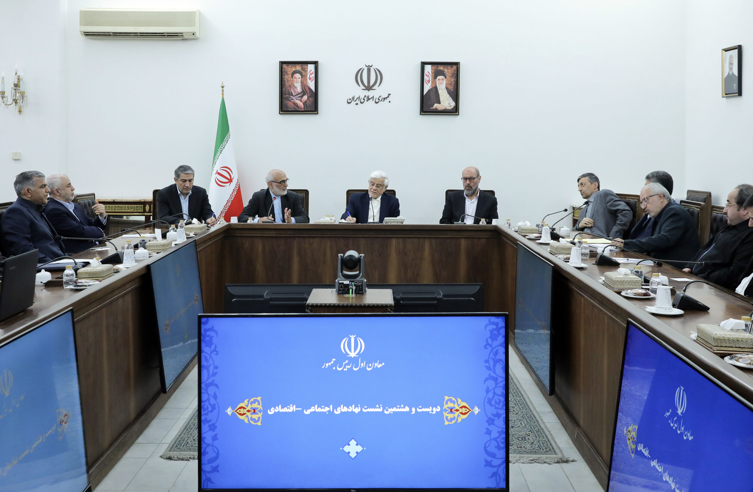 نهادهای انقلاب اسلامی در جایی وارد شوند که بخش خصوصی و دولت توان ورود به آن را ندارند
