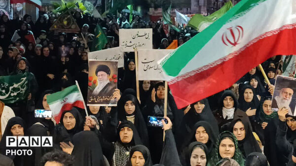 عشق به وطن هوای بارانی و غیره رانمی شناسد، میدان امام خمینی (ره) شهرستان کوهدشت