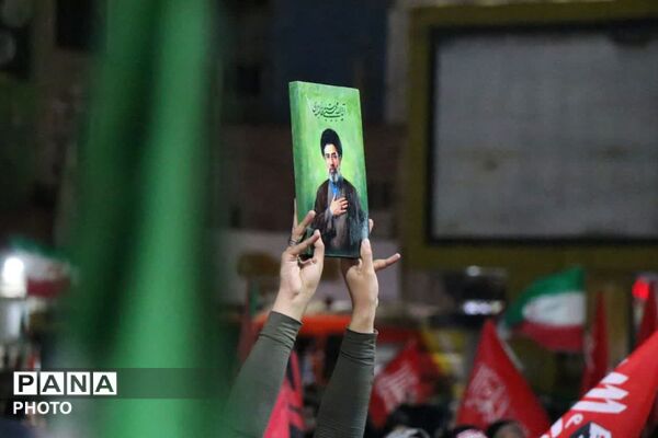 نومیدانی های دبیرستان شاهد غدیر بر سکوی میدان امام خامنه ای
